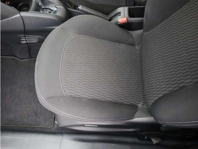 Peugeot 208 2017-08 15815-8