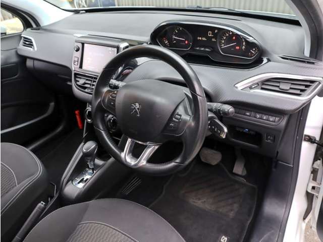 Peugeot 208 2017-08 15815-4