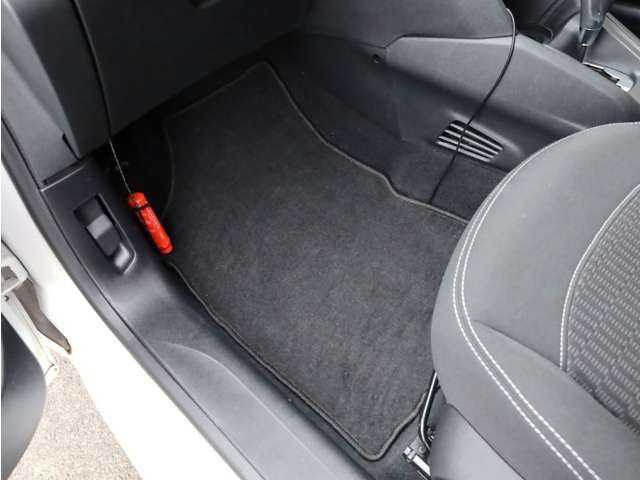 Peugeot 208 2017-08 15815-10