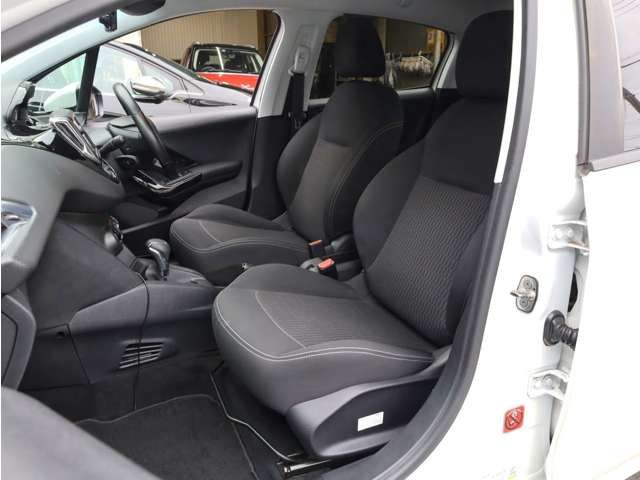 Peugeot 208 2017-08 15815-6