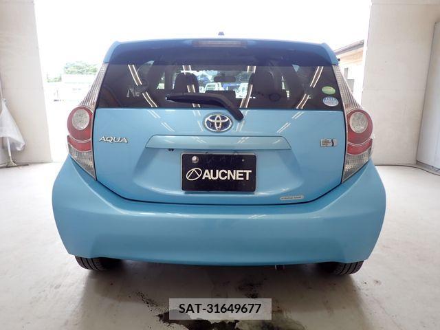 Toyota AQUA 2012-05 389267-3