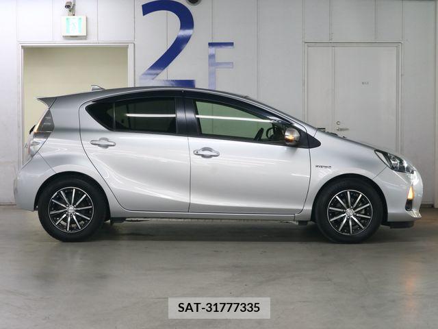 Toyota AQUA 2013-05 328312-7