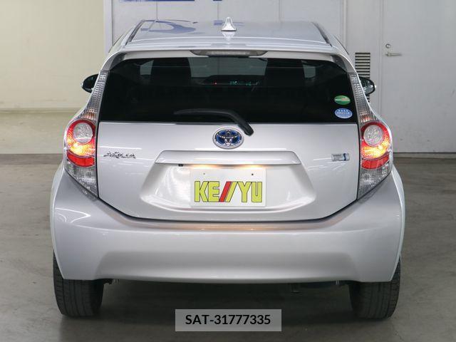 Toyota AQUA 2013-05 328312-5