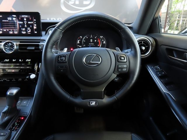 Lexus IS 2022-06 22984-18
