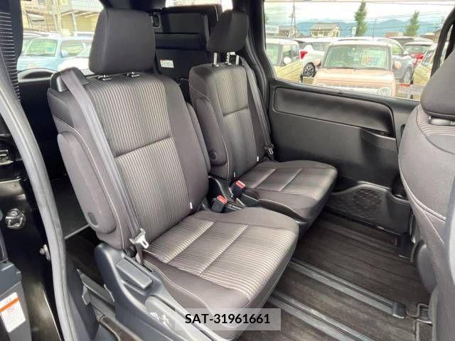 Toyota VOXY 2019-06 370345-9