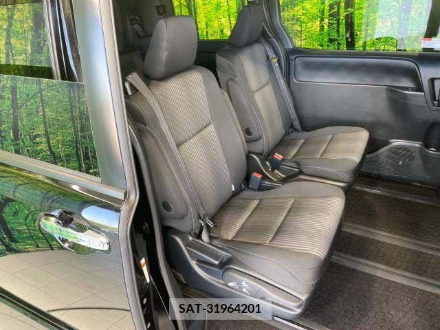 Toyota VOXY 2018-07 347668-9