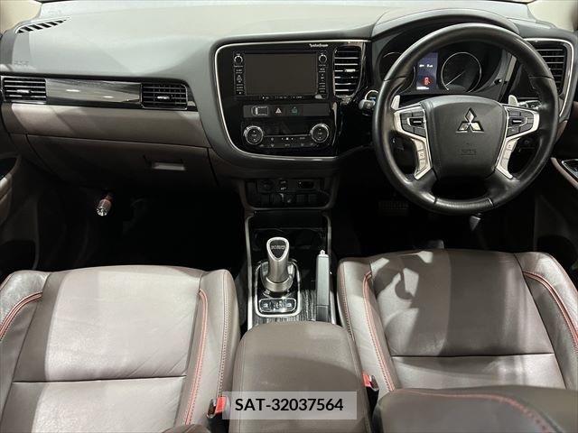 Mitsubishi OUTLANDER PHEV 2015-08 303536-1