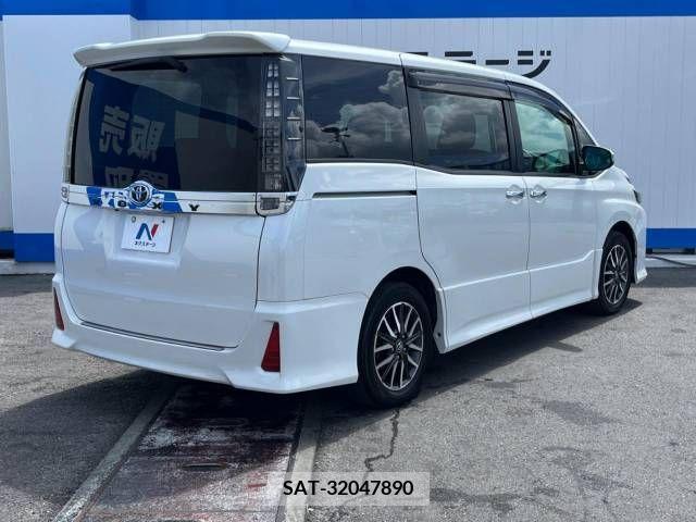 Toyota VOXY 2014-04 370354-18