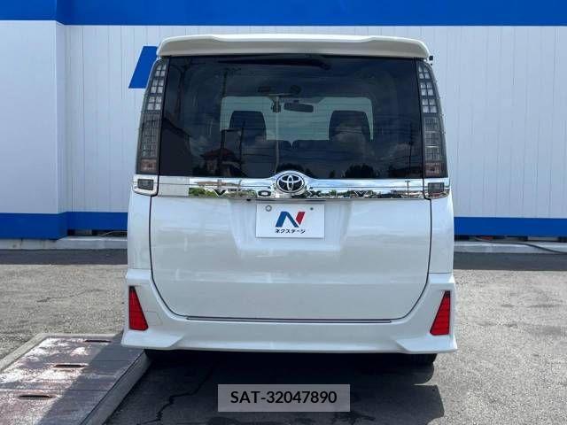 Toyota VOXY 2014-04 370354-16