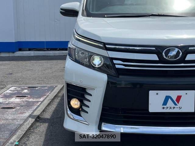 Toyota VOXY 2014-04 370354-13