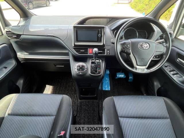 Toyota VOXY 2014-04 370354-1