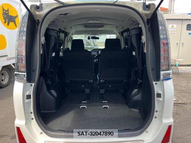 Toyota VOXY 2014-04 370354-11