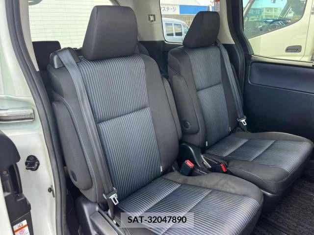 Toyota VOXY 2014-04 370354-9