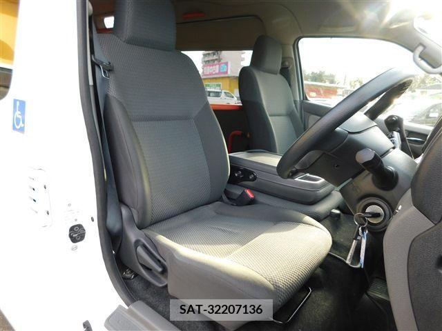 Nissan NV350 Caravan 2018-04 365581-28