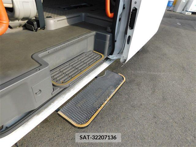 Nissan NV350 Caravan 2018-04 365581-11