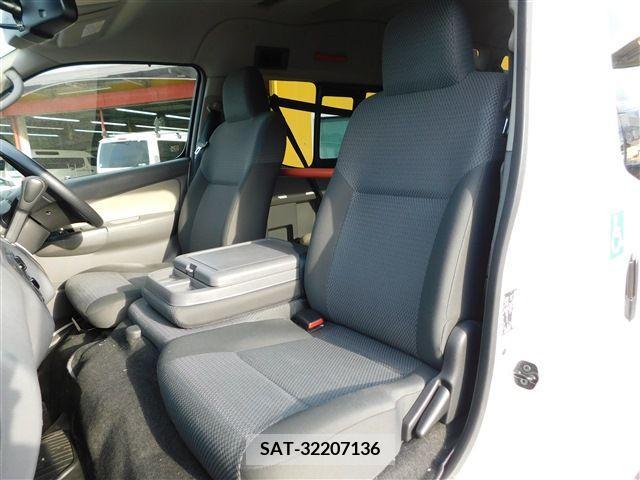 Nissan NV350 Caravan 2018-04 365581-25