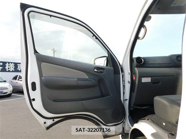 Nissan NV350 Caravan 2018-04 365581-24