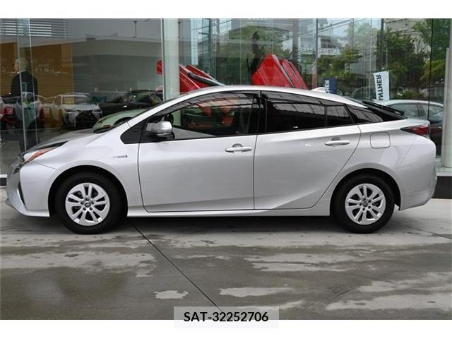 Toyota PRIUS 2018-05 385926-1