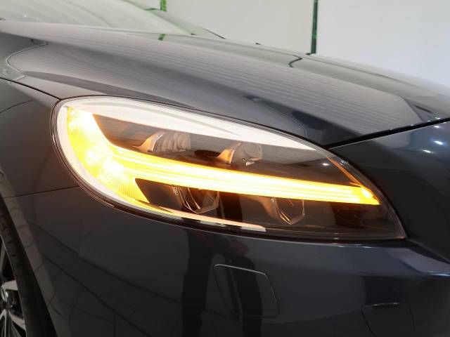 Volvo V40 2019-10 186782-13
