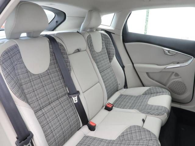 Volvo V40 2019-10 186782-11
