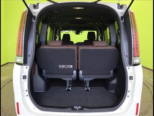 Toyota NOAH HYBRID 2018-11 11881-23