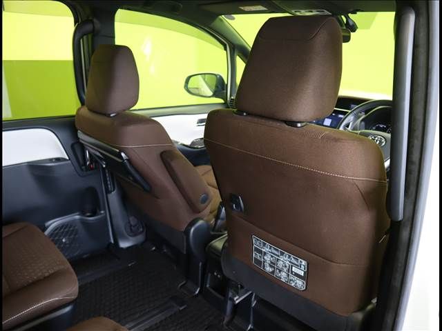 Toyota NOAH HYBRID 2018-11 11881-19