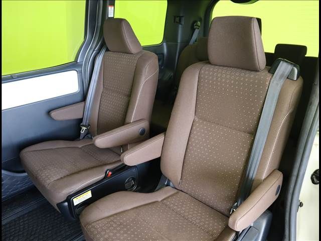 Toyota NOAH HYBRID 2018-11 11881-26