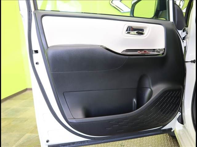 Toyota NOAH HYBRID 2018-11 11881-29