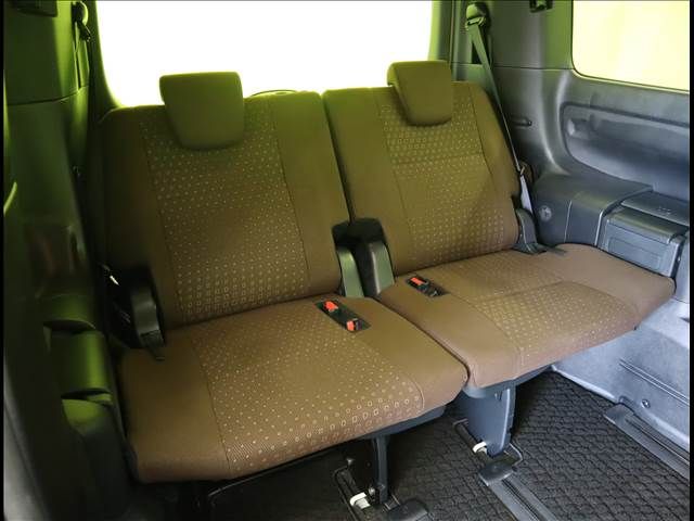 Toyota NOAH HYBRID 2018-11 11881-22