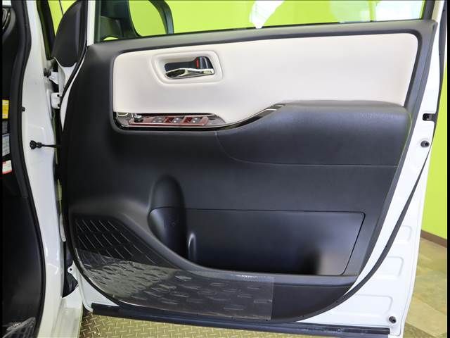 Toyota NOAH HYBRID 2018-11 11881-18