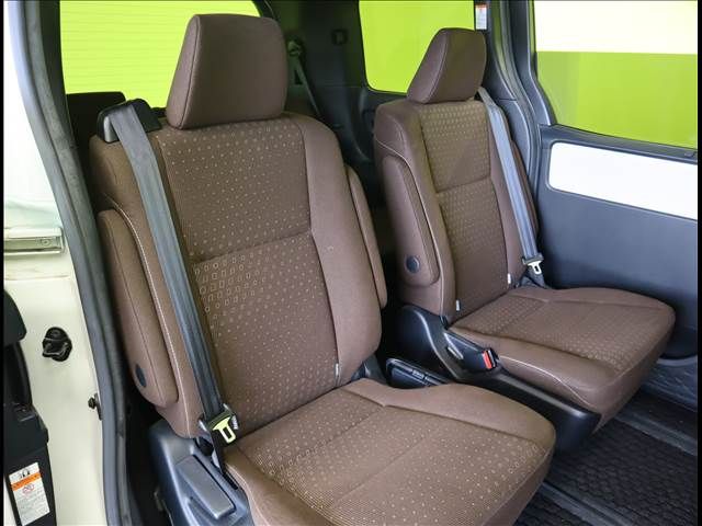 Toyota NOAH HYBRID 2018-11 11881-21