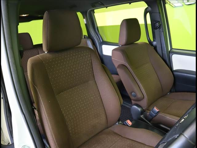 Toyota NOAH HYBRID 2018-11 11881-17