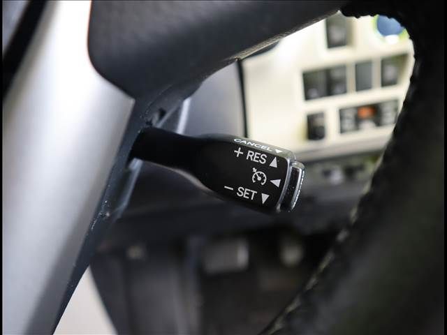 Toyota NOAH HYBRID 2018-11 11881-10