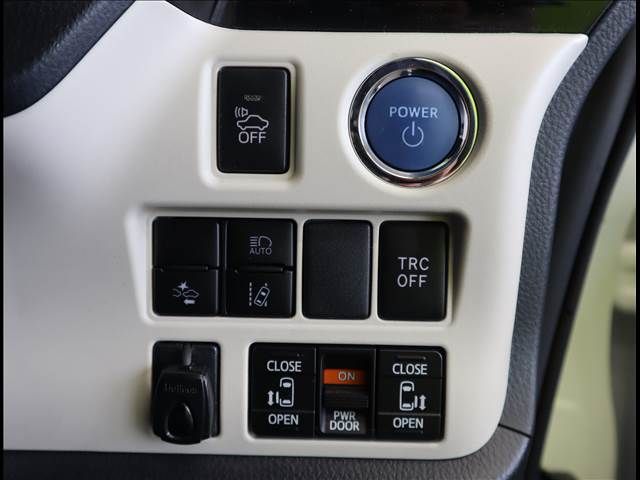 Toyota NOAH HYBRID 2018-11 11881-6