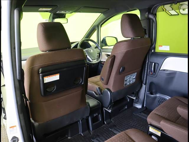 Toyota NOAH HYBRID 2018-11 11881-27
