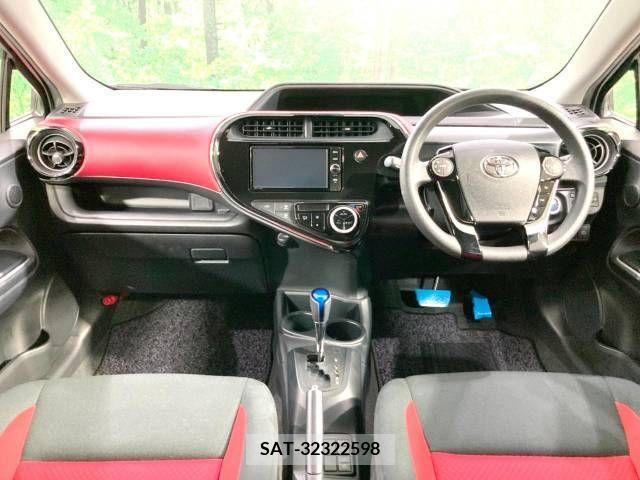 Toyota AQUA 2017-12 260815-1