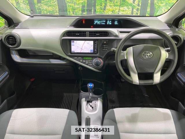 Toyota AQUA 2014-03 379718-1