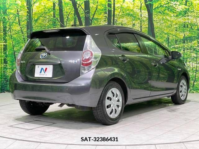Toyota AQUA 2014-03 379718-17