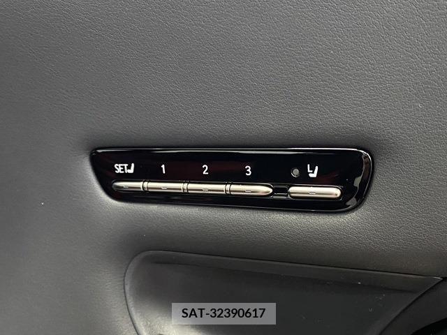 Lexus LS 2023-02 388116-19