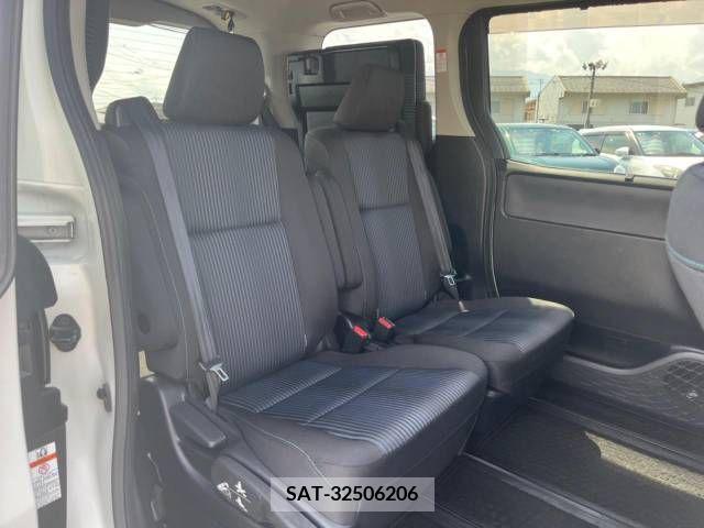 Toyota VOXY 2015-09 370425-9