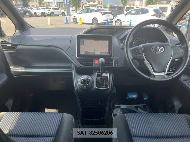 Toyota VOXY 2015-09 370425-1