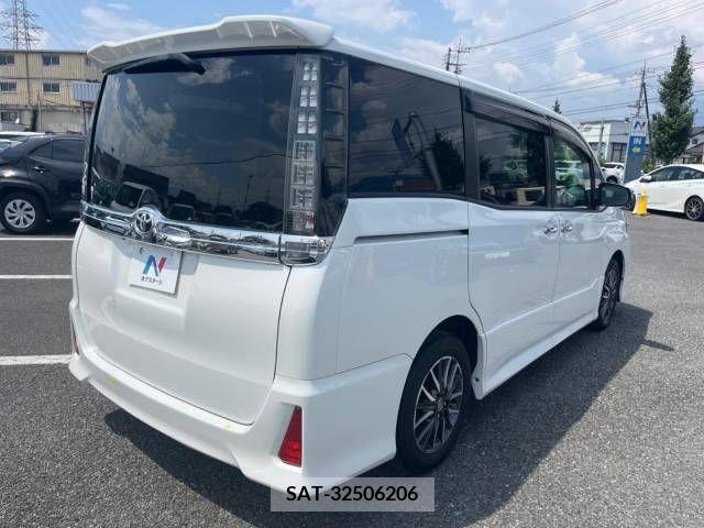 Toyota VOXY 2015-09 370425-17