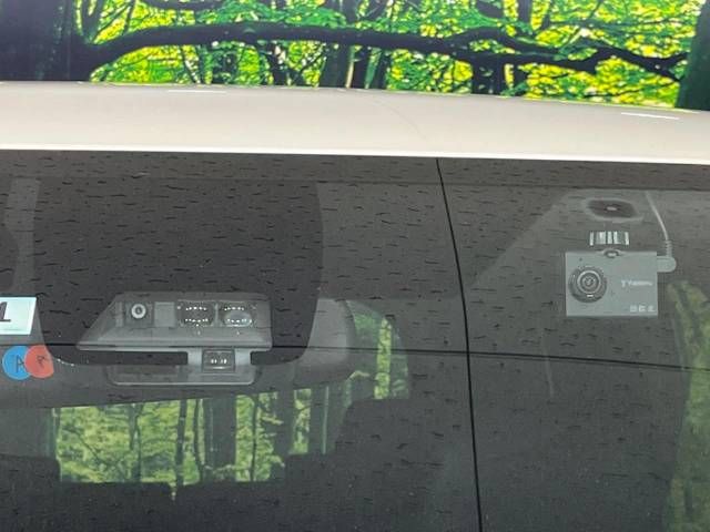 Toyota VOXY HYBRID 2019-01 188293-2