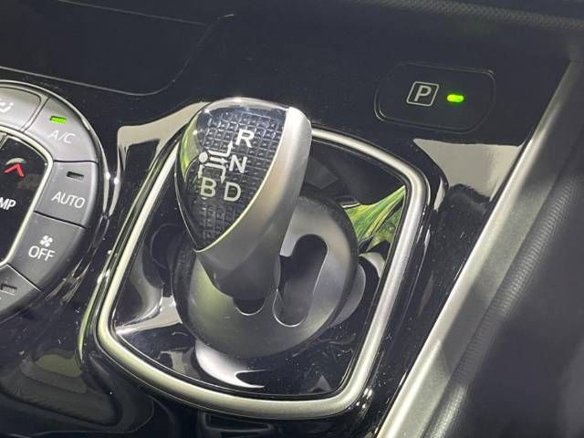Toyota VOXY HYBRID 2019-01 188293-19