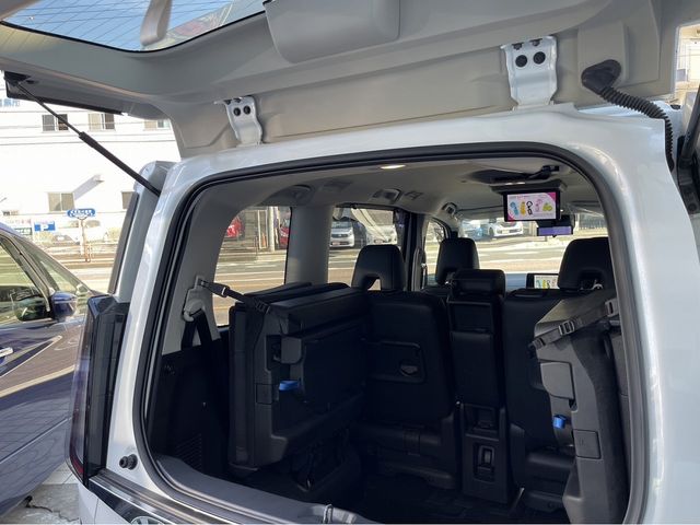 Nissan SERENA 2022-12 180631-9