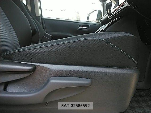 Toyota VOXY 2016-10 386951-15