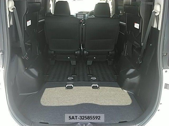 Toyota VOXY 2016-10 386951-18