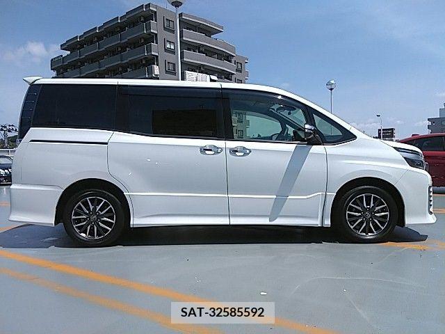 Toyota VOXY 2016-10 386951-24