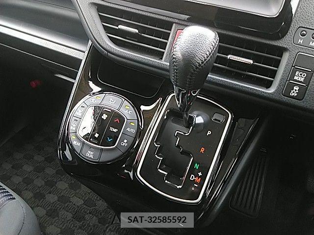 Toyota VOXY 2016-10 386951-7