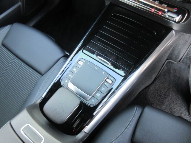 Mercedes Benz GLA-CLASS 2020-10 23084-24